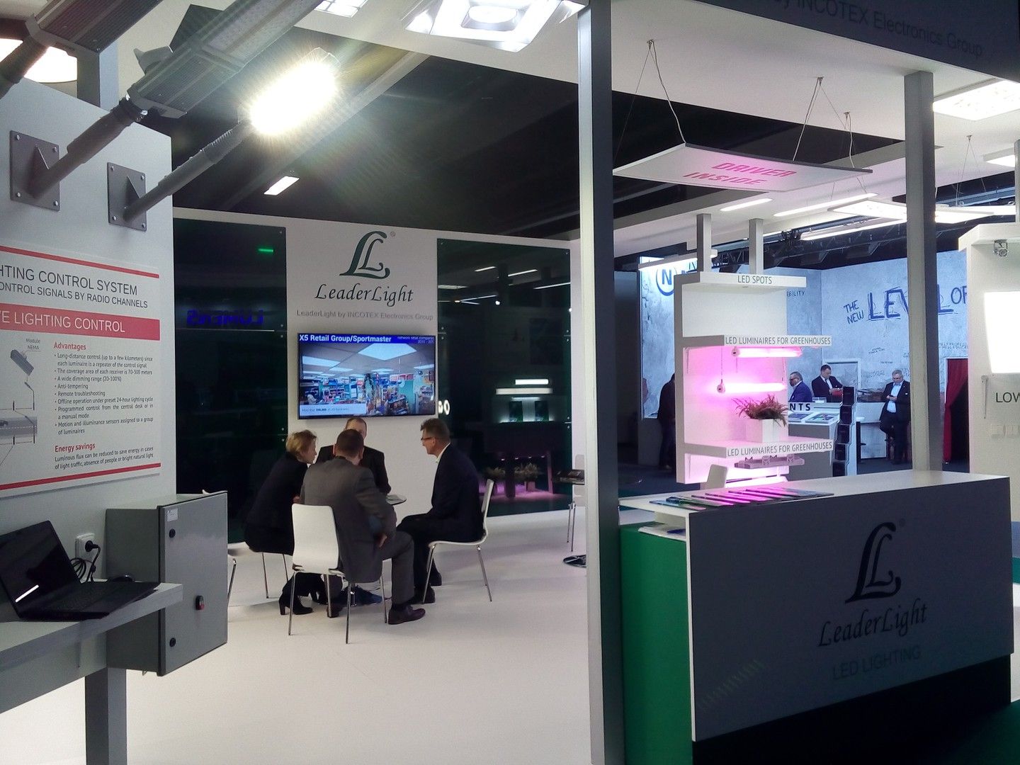 LeaderLight представила уличные светильники с фирменной беспроводной системой управления. (фото Алексея Васильева)